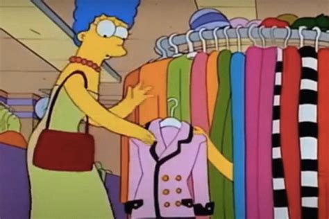 traje chanel de marge|Chanel trae de vuelta el traje rosa de Marge Simpson .